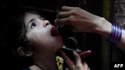 په پاکستان کې يوې ماشومې ته د پوليو د مخنيوي څاڅکي ورکول کېږي ـ انځور له ارشيفه