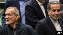 عباس عراقچی (راست) وزیر خارجه ایران در کنار مسعود پزشکیان، رئیس‌جمهور اسلامی، در جلسه رأی اعتماد مجلس