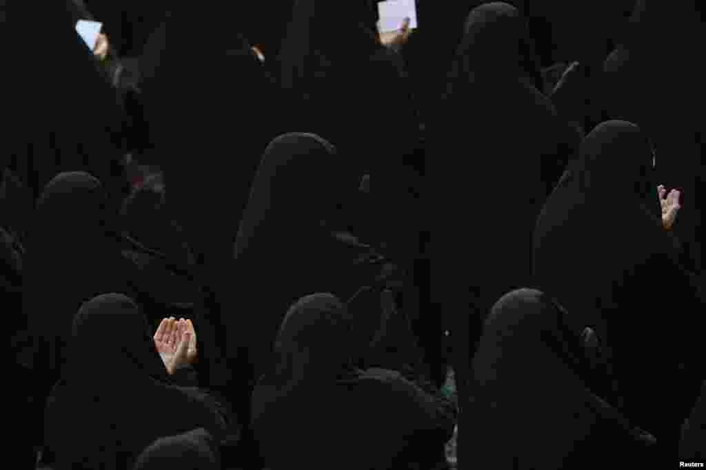 Az esőért könyörgők szemei előtt az a csodának tekintett eset lebeg, amikor elődeik 1944 tavaszán három napig imádkoztak az esőért a brit megszállók gúnyos tekinteteitől kísérve, hogy aztán a fohászok elmondása után heves zápor zúduljon a vidékre