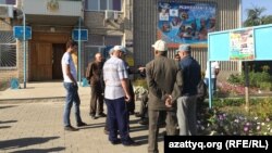 Ақтөбе қаласының Қурайлы ауылдық округінің әкімдігіне зират дауымен келіп тұрған белсенділер (ақсақалдар). 19 қыркүйек 2017 жыл.  