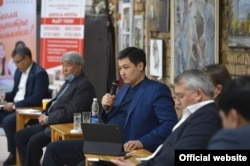 Премьер-министр Улукбек Марипов (посередине) на встрече с бизнес-сообществом, 21 февраля 2021 г.