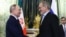 مسعود پزشکیان (راست) رئیس‌جمهور ایران در دیدار با همتای روس خود، ولادیمیر پوتین/ ۲۸ دی ۱۴۰۳