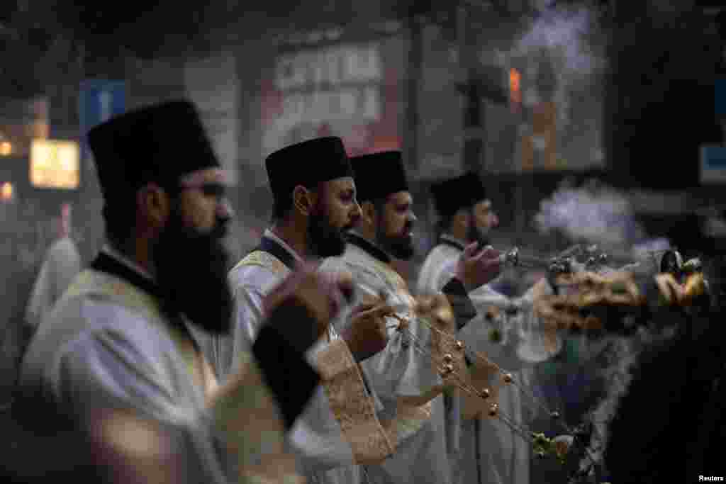 کشیشان ارتدوکس صرب در یک مراسم عبادی در بلگراد شرکت می‌کنند تا عید عروج عیسی مسیح را در تاریخ ۲۹ مه گرامی بدارند
