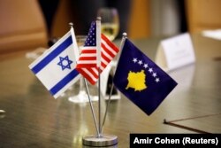 Flamuri i Izraelit, SHBA-së dhe Kosovës, ishin të vendosur si në Jerusalem ashtu edhe në Prishtinë gjatë ceremonisë së vendosjes së marrëdhënieve diplomatike mes Kosovës dhe Izraelit.