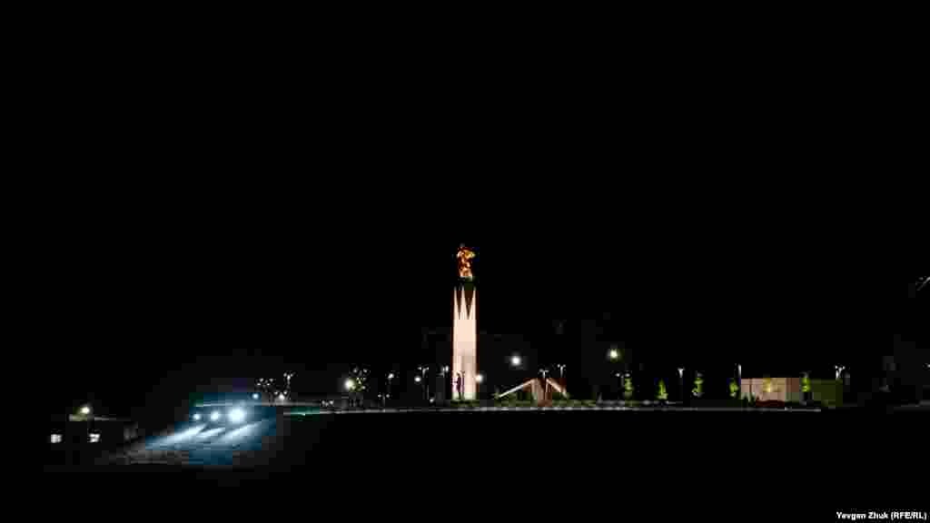 На протилежному боці Карантинної бухти видно пам'ятник закінченню Громадянської війни