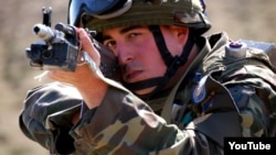 Азербайджанский военнослужащий во время учений (архив)