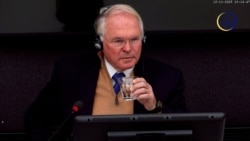 Christopher Hill gjatë ditës së tretë të dëshmisë në Hagë. 