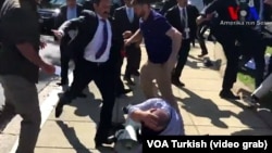 США - Телохранители и сторонники президента Турции нападают на мирных демонстрантов, Вашингтон, 16 мая 2017 г․