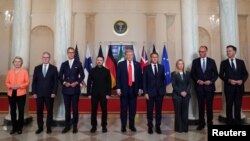 De la stânga la dreapta: Ursula von der Leyen, Keir Starmer, Alexander Stubb, Volodimir Zelenski, Donald Trump, Emmanuel Macron, Giorgia Meloni, Alexander Stubb și Mark Rutte, 18 august, Casa Albă de la Washington.