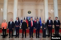 Fotografie de grup la Casa Albă: Ursula von der Leyen - președinta CE, Keir Starmer - Marea Britanie, Alexander Stubb - Finlanda, Volodimir Zelenski - Ucraina, Donald Trump - SUA, Emmanuel Macron - Franța, Giorgia Meloni - Italia, Friedrich Merz - Germania, Mark Rutte - NATO.