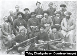 Кызыл аскерлердин катарына өткөн ыктыярчылар.