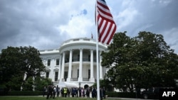 Дональд Трамп ля Белага дому ў Вашынгтоне. Ілюстрацыйнае фота