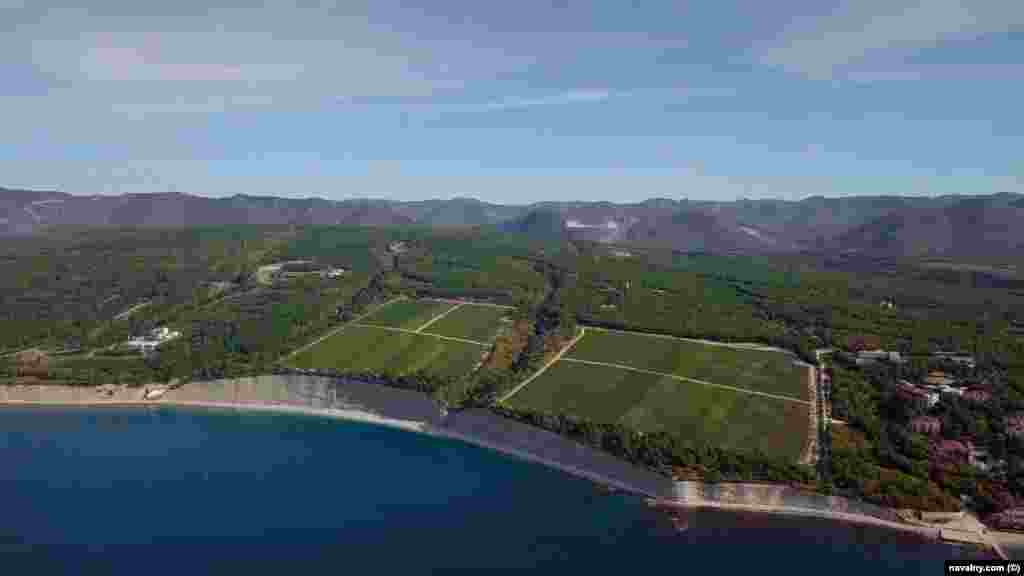 Жүзүм багы бар ак сарай (сүрөттө сол жакта турат). Бул жерде жасалган шарап Кремлдеги расмий кабылдамаларда конокторго сунушталат.&nbsp;