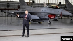 Кароль Навроцкий посещает 31-ю тактическую авиабазу, Польша, 11 сентября 2025 года