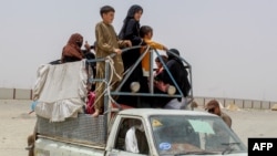 په چمن کې یوه افغانه کورنۍ تر نوملیکنې وروسته سپین بولدک ته د تګ تیاری کوي - د اګست لومړۍ نېټې انځور.