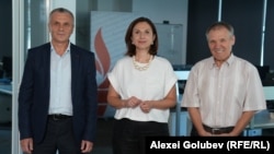 Victoria Coroban, gazda podcastului „Dincolo de știri”, alături de analiștii Nicolae Negru și Igor Boțan, în redacția Europei Libere de la Chișinău. 