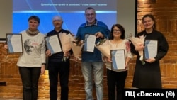 Ляўрэаты сёлетняй прэміі Тацяна Нядбай, Васіль Завадзкі (прадстаўнік кампаніі «У турмы не жаночы твар»), Павал Левінаў, Алена Масьлюкова, Кацярына Абромчык