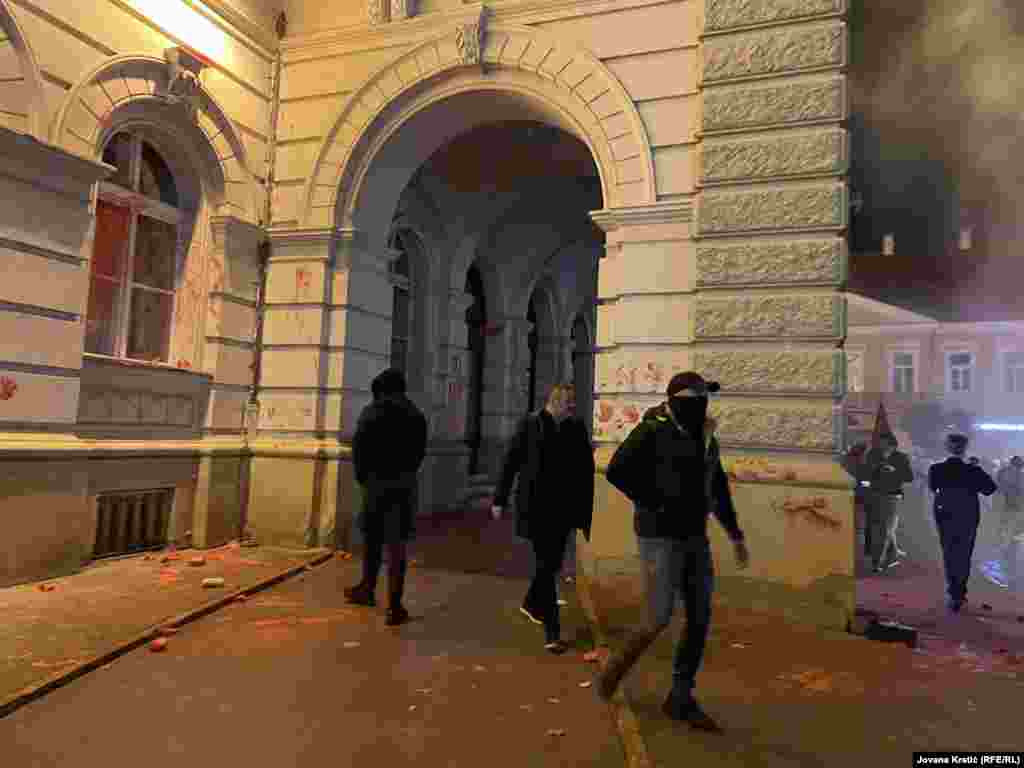 Opozicija, koja je pozvala građane na protest, ogradila se od napada na gradsku imovinu, optužujući one koji prave incidente da su "ubačeni elementi od strane vlasti". &nbsp;