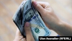 Доллар жана сом. Иллюстрациялык сүрөт.