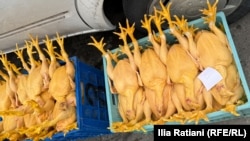 ყვითლად შეღებილი ქათამი თბილისში, ნავთლუღის ბაზართან