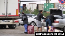 Türkmenistanyň gümrük nokatlarynyň biri (Illýustrasiýa suraty)
