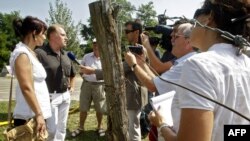 20 жыл мурун болгон окуялардын катышуучулары журналисттердин суроолоруна жооп беришүүдө, Венгрия менен Австриянын чегарасы, 19-август, 2009-жыл