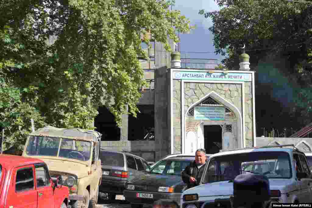 Новая пятничная мечеть у базара в центре села