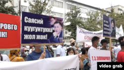 Асылбек Жээнбеков менен Төрөбай Зулпукаровдун тарапташтары. 