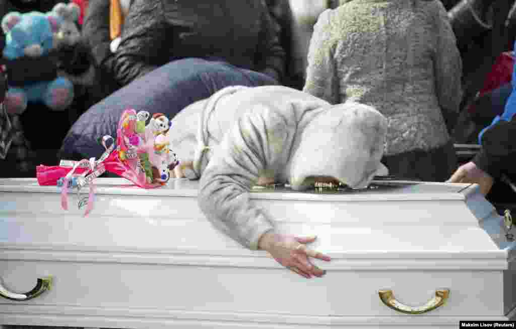 Родственники оплакивают 10-летнюю Марию Агаркову, погибшую в пожаре в торговом центре "Зимняя вишня".