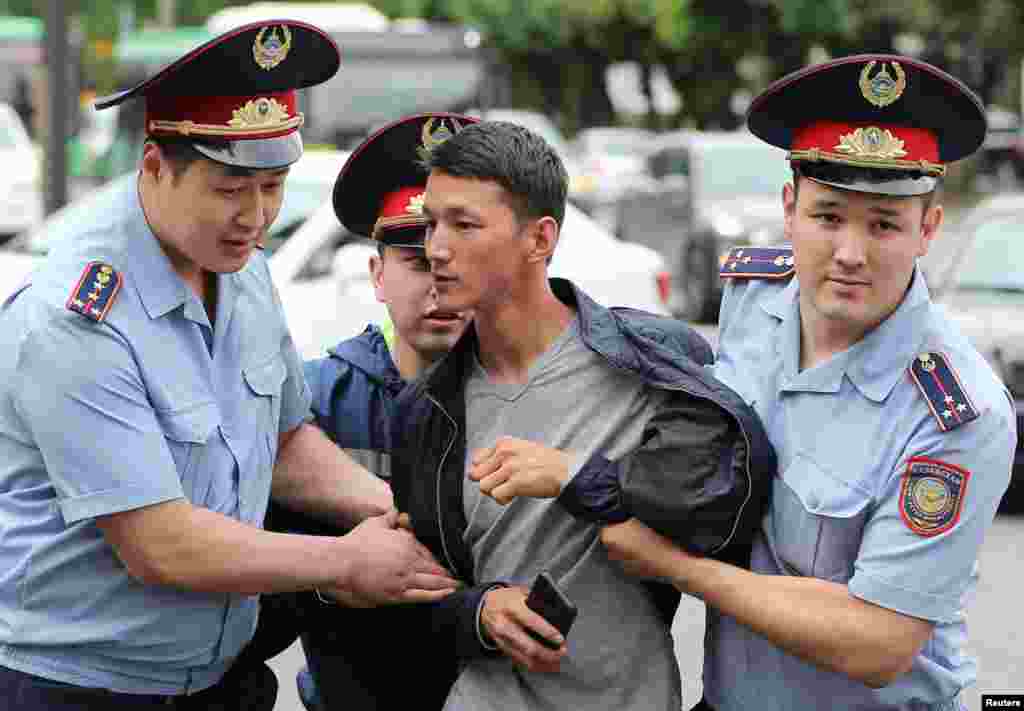 Түскі 12.00 шамасында Алматыдағы "Астана" алаңы маңында полиция отызға жуық адамды ұстап әкетті. 10 маусым 2019 жыл.