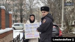 Лена Патяева, подруга Седы Сулеймановой. Пикет в Санкт-Петербурге 25 ноября 2025 г. Фотография проекта "Слово защите"