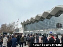 Qytetarë të mbledhur para Stacionit Hekurudhor në Novi Sad, katër muaj pas shembjes vdekjeprurëse të një strehe aty, 1 mars 2025.