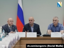 Подконтрольный Москве глава Севастополя Михаил Развожаев, министр энергетики РФ Сергей Цивилев и российский глава Крыма Сергей Аксенов (слева направо) говорят о дефиците топлива в РФ, 1 октября 2025 года