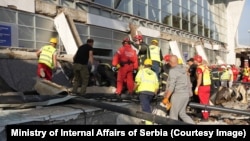 Spasioci pretražuju ruševine na Železničkoj stanici u Novom Sadu, 1. novembra 2024. 