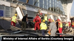 Спасители работят на мястото, където се срути бетонната козирка на железопътна гара в северния сръбски град Нови Сад, 1 ноември 2024 г. 