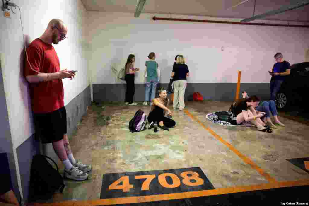 Ljudi se sklanjaju u javno sklonište nakon raketnih napada iz Irana u Tel Avivu 13. juna.