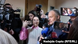 Andrian Candu face declarații pentru presă la Judecătoria Chișinău, sediul Buiucani, în timpul ședinței de judecată în dosarul lui Vladimir Plahotniuc, 17 decembrie 2025.