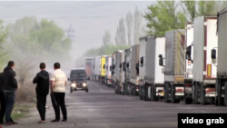 Скопление автотранспорта на кыргызско-казахской границе. Иллюстративное фото. 