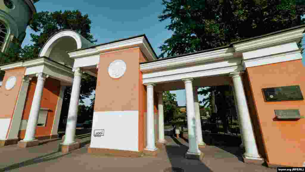 "Simferopol" kinoteatri yanında