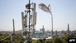 Talibanska zastava u blizini telekomunikacijske opreme na krovu zgrade koja pruža internet u provinciji Balkh 16. septembra.