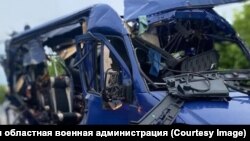 Un microbuz distrus pe un drum din regiunea Sumî, Ucraina, unde autoritățile ucrainene spun că un atac rus cu dronă a ucis nouă persoane pe 17 mai