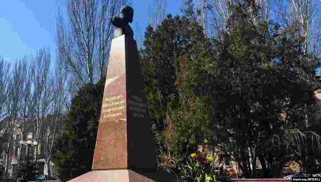 Керч. Сквер імені Т.Г. Шевченка. У цей день квіти біля пам'ятника Кобзарю&nbsp;&ndash; незмінний атрибут в усіх містах Криму