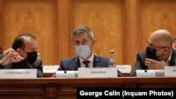 Conducerea USR PLUS încearcă să joace dur și să condiționeze PNDL3 de votul pentru desființarea Secției Speciale. Imagine generică din Parlament: premierul Cîțu (stânga), vicepremierul Dan Barna (centru), vicepremierul Kelemen Hunor (dreapta)