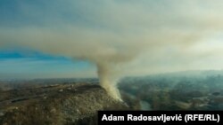 Dim sa valjevske deponije nakon požara u januaru 2025.