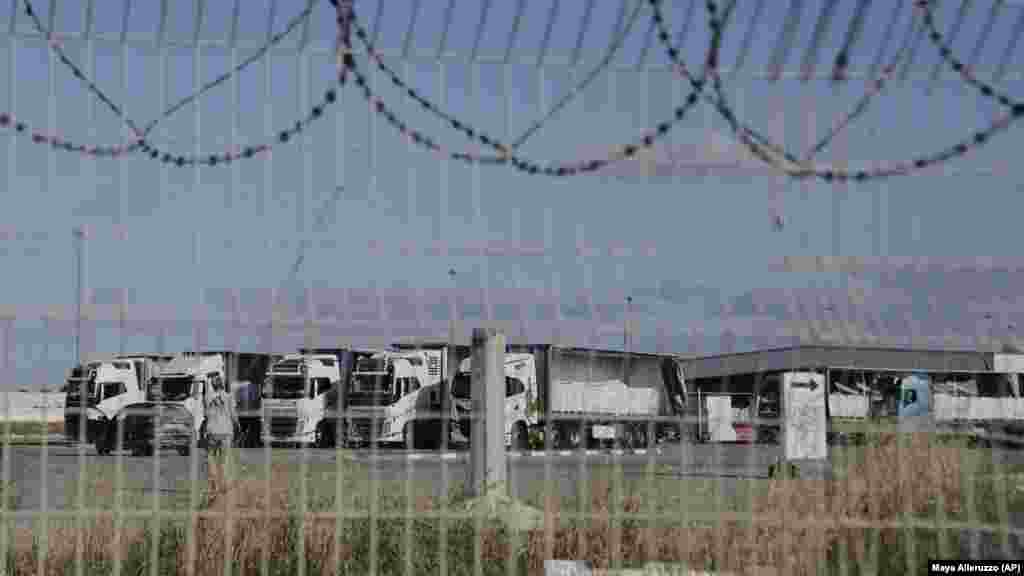 Kamioni na utovaru pomoći na graničnom prelazu Kerem Šalom, 20. maja.