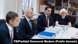 Fondatorul PDMM, Vladimir Cebotari (al doilea din stânga) și liderul formațiunii, Boris Foca, la depunerea cererii de înregistrare la CEC, pe 18 august