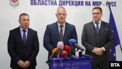 Николай Кожухаров (в средата) заедно с главния секретар на МВР Мирослав Рашков (вляво) и вътрешния министър Даниел Митов, 15 април 2025 г.