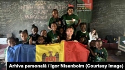 Igor Nisenboim (în centru, ținând steagul R. Moldova), înconjurat de copiii pe care îi învață.