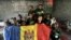  Igor Nisenboim (în centru, ținând steagul R. Moldova), înconjurat de copiii pe care îi învață.
