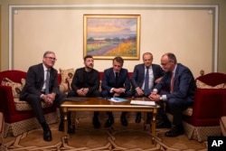 Президент Украины Владимир Зеленский и лидеры четырех европейских стран звонят по телефону Трампу, чтобы обсудить прекращение огня в Украине. Киев, 10 мая 2025 года